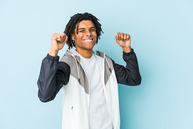 Jeune homme de sport afro-américain dansant et s'amusant.