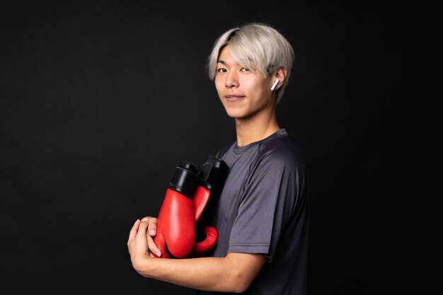 Jeune homme de sport asiatique sur noir isolé