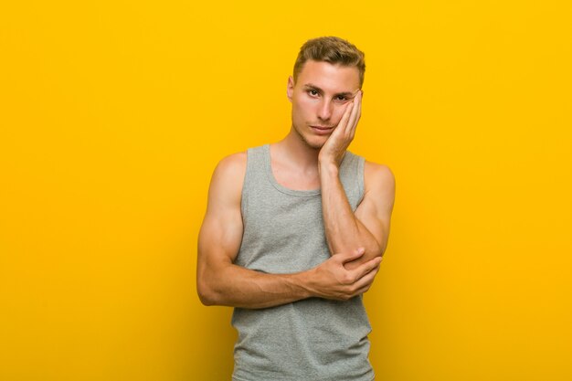 Jeune homme de sport caucasien qui s'ennuie, fatigué et a besoin d'une journée de détente.