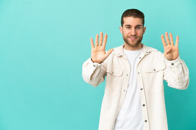 Jeune homme de sport avec des gants de boxe