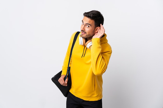 Jeune homme de sport avec sac de sport isolé