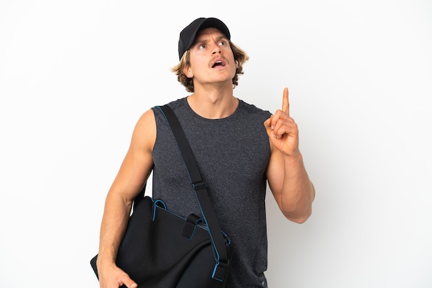 Jeune homme de sport avec sac de sport isolé