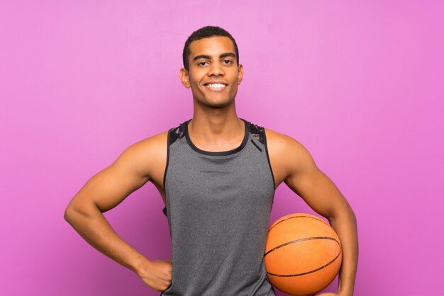 Jeune homme sportif avec ballon de basket