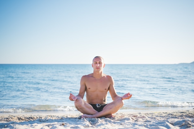 jeune homme sportif beau faire du yoga