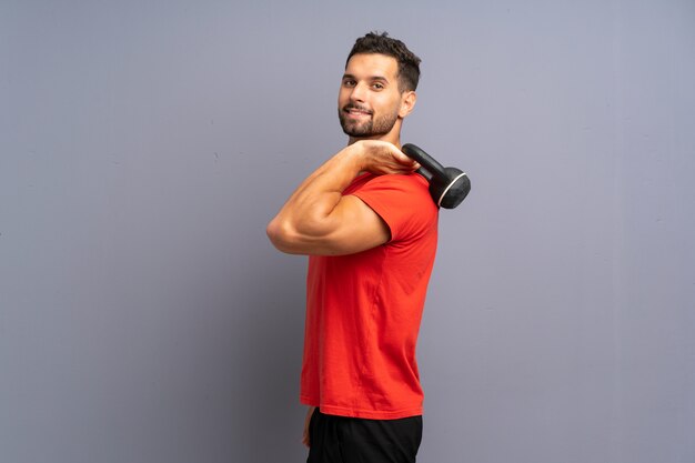 Jeune homme sportif faisant kettlebell