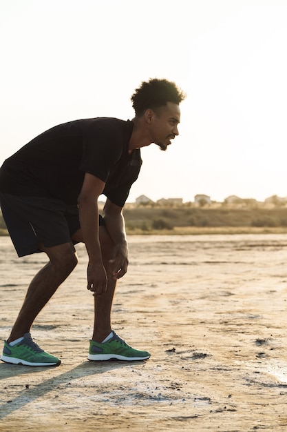 Photo jeune homme sportif fait des exercices de fitness à l'extérieur