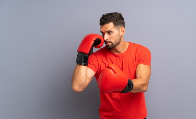 Jeune homme sportif avec des gants de boxe