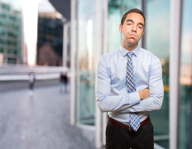 Un jeune homme stressant surchargé