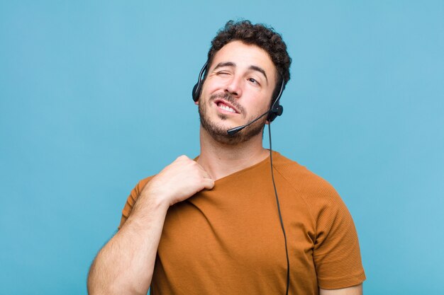 Jeune homme stressé