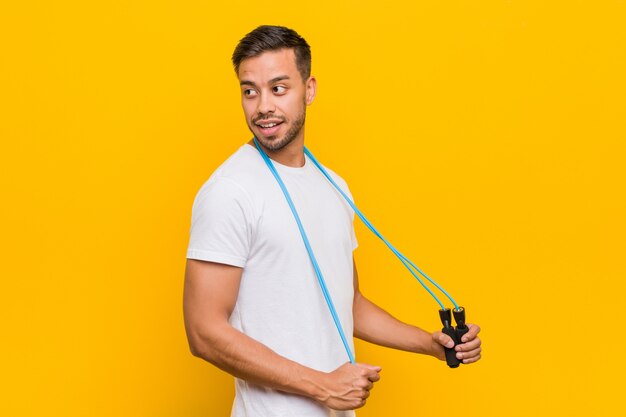 Jeune homme sud-asiatique tenant une corde à sauter.