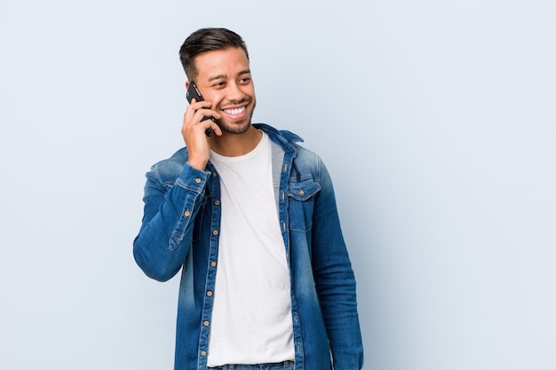 Jeune homme sud-asiatique tenant un téléphone