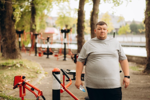 Jeune homme en surpoids courant dans le parc Mode de vie physique Photo de haute qualité