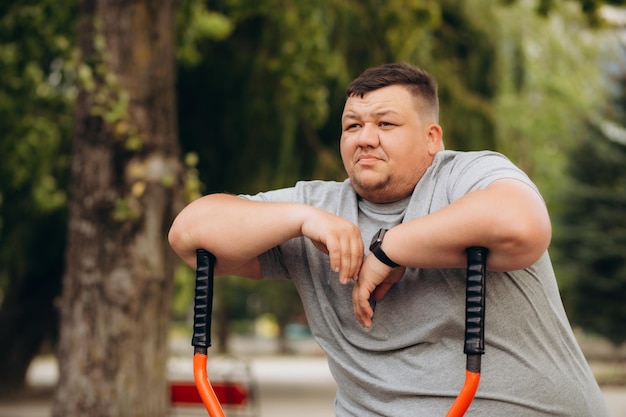 Jeune homme en surpoids courant dans le parc Mode de vie physique Photo de haute qualité