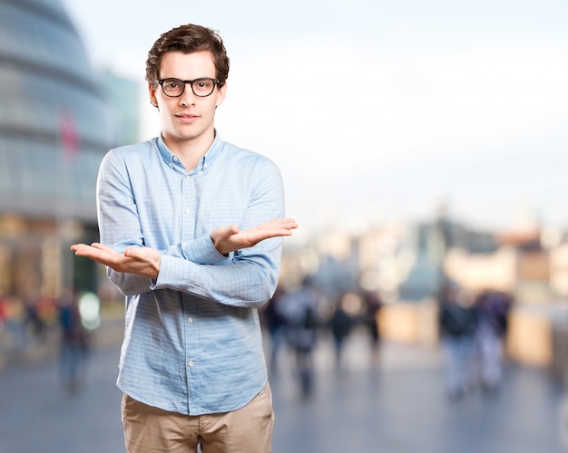 Un jeune homme surpris montrant