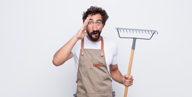 Jeune homme à la surprise et surprise