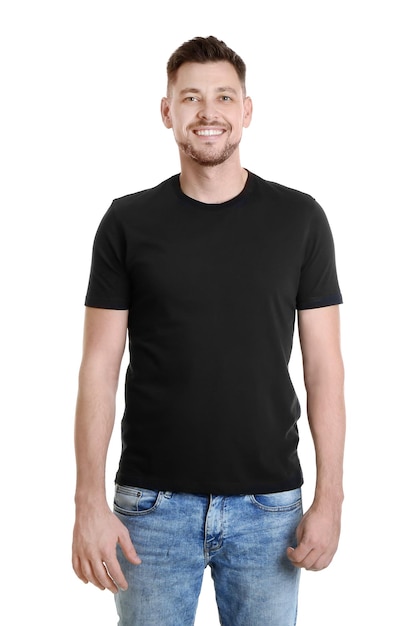 Jeune homme en t-shirt de couleur sur fond blanc Maquette pour la conception