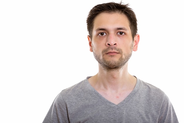 jeune homme avec t-shirt gris