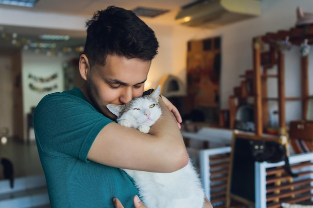 Jeune homme en t-shirt tenant un chat