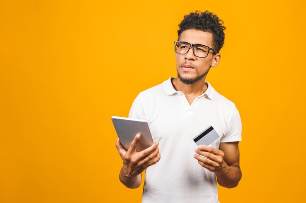 Jeune homme avec tablette et carte de crédit