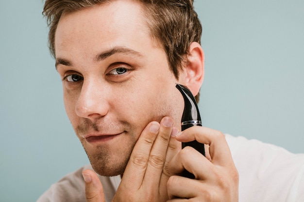 Jeune homme taillant sa barbe