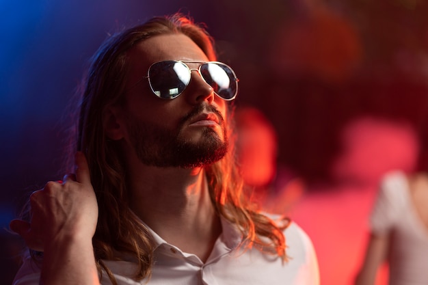 Photo un jeune homme de taille moyenne a été abattu à une fête techno.