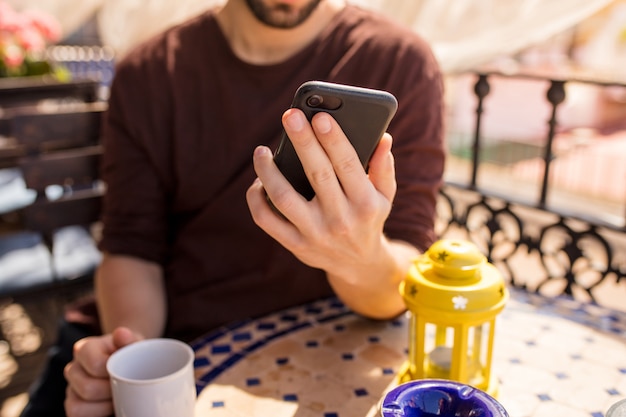 Jeune homme tapant un message