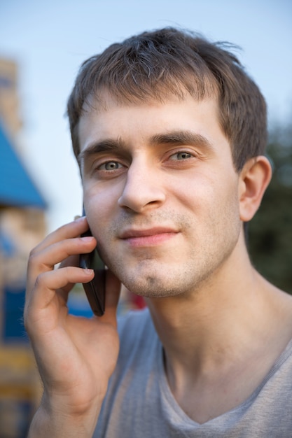 Jeune homme, à, téléphone portable