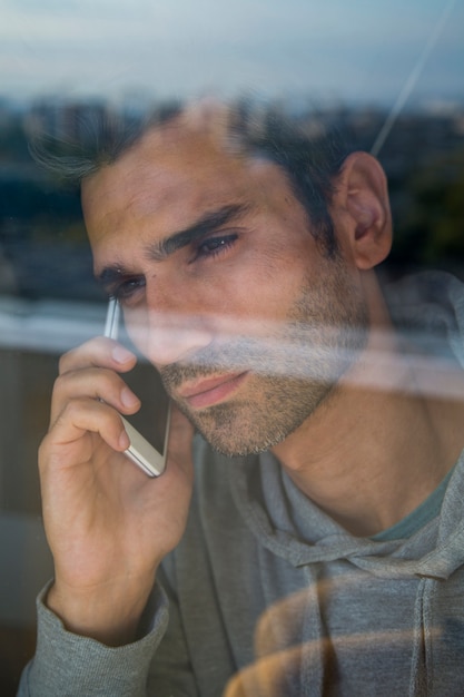 Jeune homme avec téléphone portable