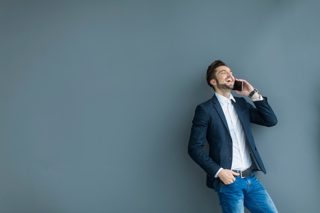 Jeune homme avec téléphone portable