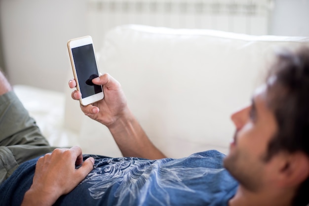 Jeune homme avec téléphone portable