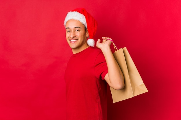 Jeune homme tenant un cadeau le jour de Noël