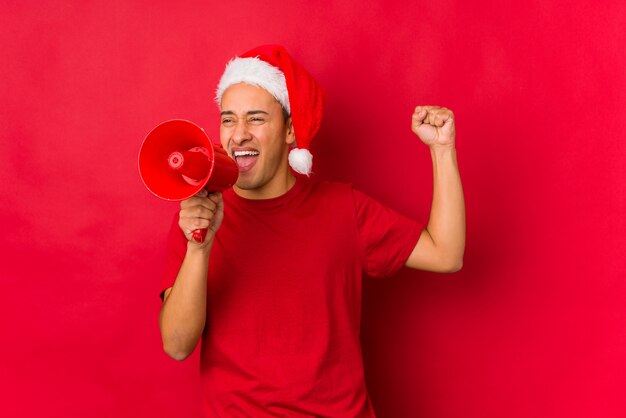 Jeune homme tenant un cadeau le jour de Noël