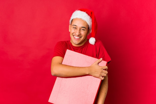 Jeune homme tenant un cadeau le jour de Noël