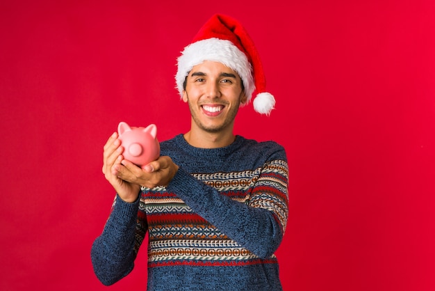 Jeune homme tenant un cadeau le jour de Noël