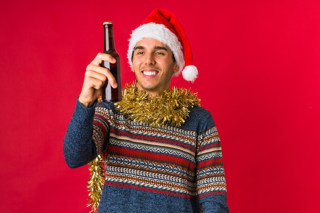 Jeune homme tenant un cadeau le jour de Noël