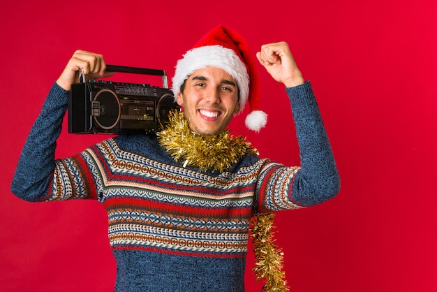 Jeune homme tenant un cadeau le jour de Noël