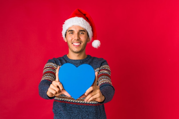 Jeune homme tenant un cadeau le jour de Noël