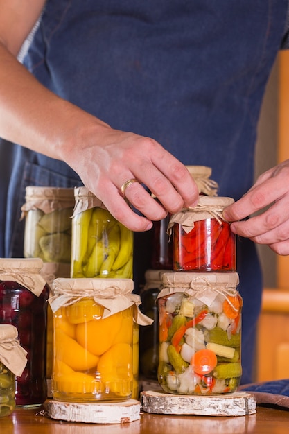 Jeune homme tenant dans les mains des aliments conservés