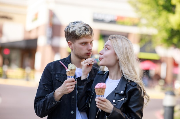 Jeune homme tenant une glace et regardant le visage de sa petite amie Photo de haute qualité