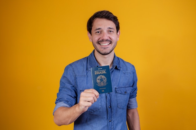 Jeune homme tenant un passeport