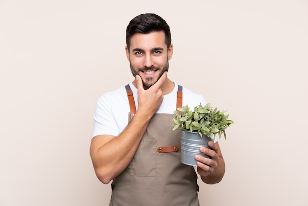 jeune homme tenant une plante dans sa main