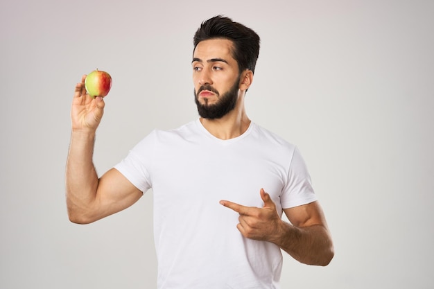 Jeune homme tenant une pomme