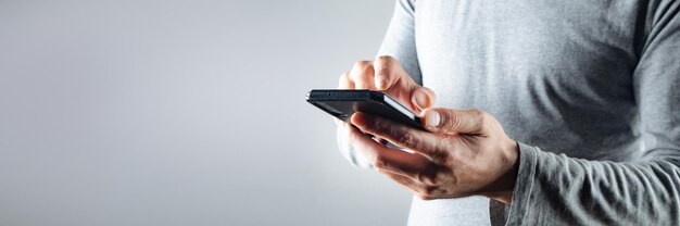 Jeune homme tenant un téléphone