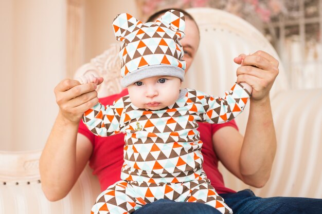 Jeune homme, tenir bébé