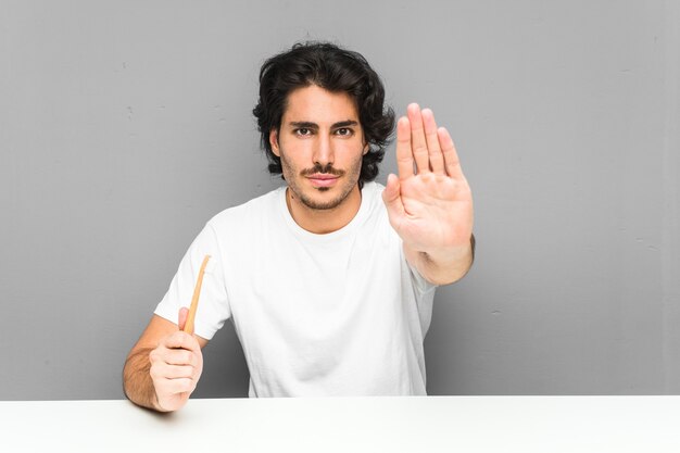 Jeune homme, tenue, a, brosse à dents