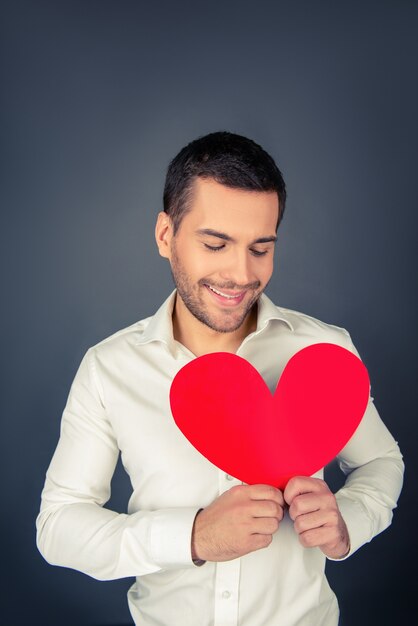 Jeune homme, tenue, papier, coeur, à, yeux fermés