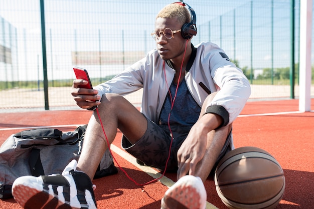 Jeune homme sur un terrain de basket