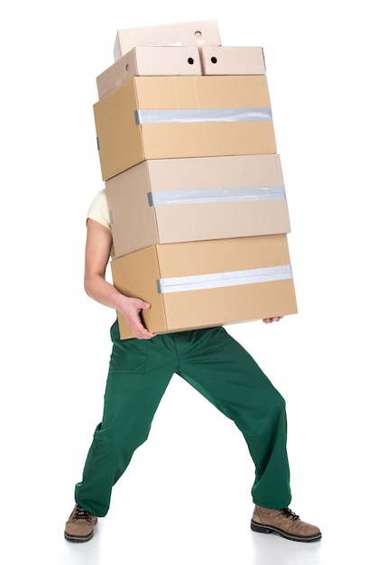 Jeune homme tient des boîtes en carton