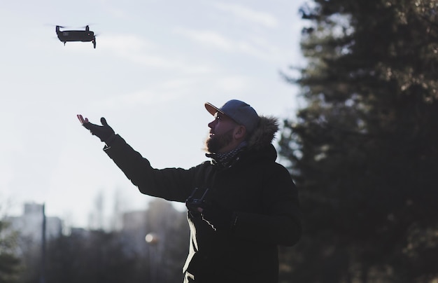 Le jeune homme tient un drone après un vol.