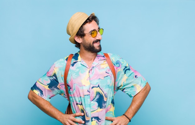 Jeune homme touriste barbu en chemise isolé